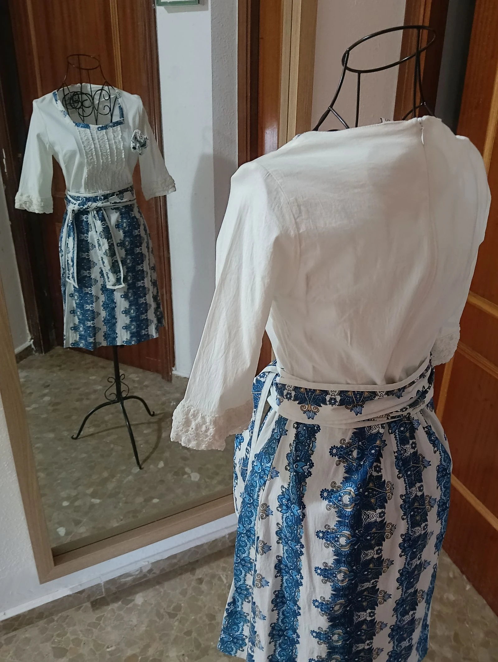 Witte blousejurk met kant, bedrukte rok en bijpassende riem – photo 17